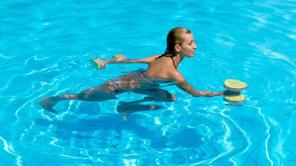 Ejercicios para realizar dentro de la piscina y mejorar tu vida fitness